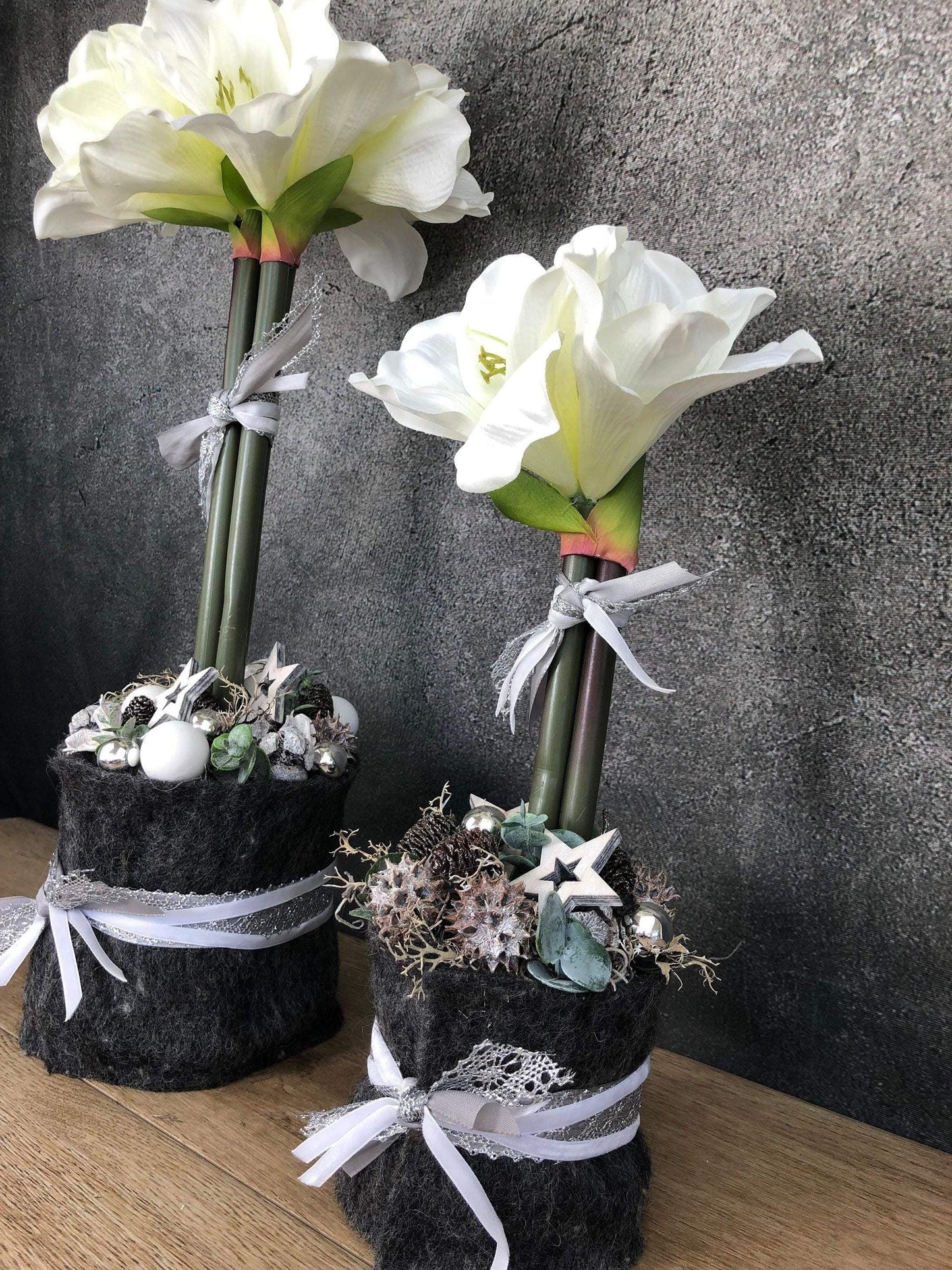 Adventsgesteck Amaryllis Gesteck Eukalyptus Künstlich Modern Zapfen Weiß – handgemacht aus Seiden- und Kunstblumen, langlebig & pflegeleicht von SarahsFlowerStudio