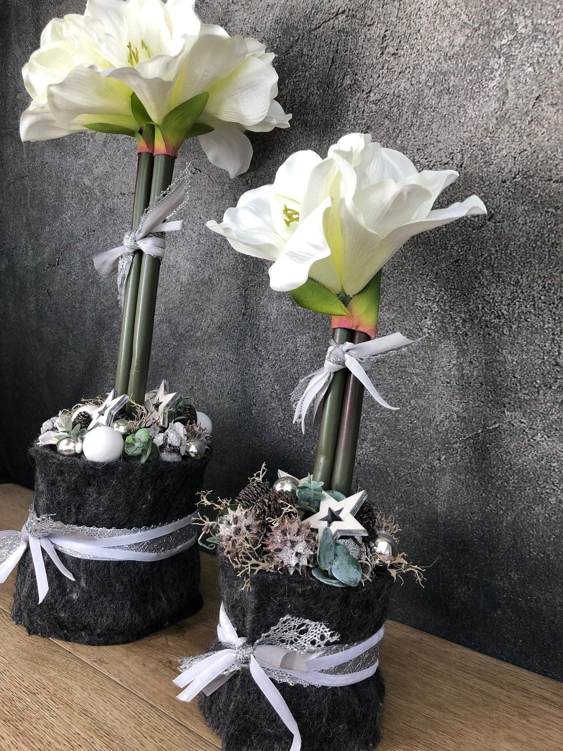 Adventsgesteck Amaryllis Gesteck Eukalyptus Künstlich Modern Zapfen Weiß – handgemacht aus Seiden- und Kunstblumen, langlebig & pflegeleicht von SarahsFlowerStudio