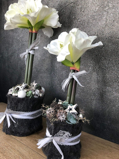 Adventsgesteck Amaryllis Gesteck Eukalyptus Künstlich Modern Zapfen Weiß – handgemacht aus Seiden- und Kunstblumen, langlebig & pflegeleicht von SarahsFlowerStudio