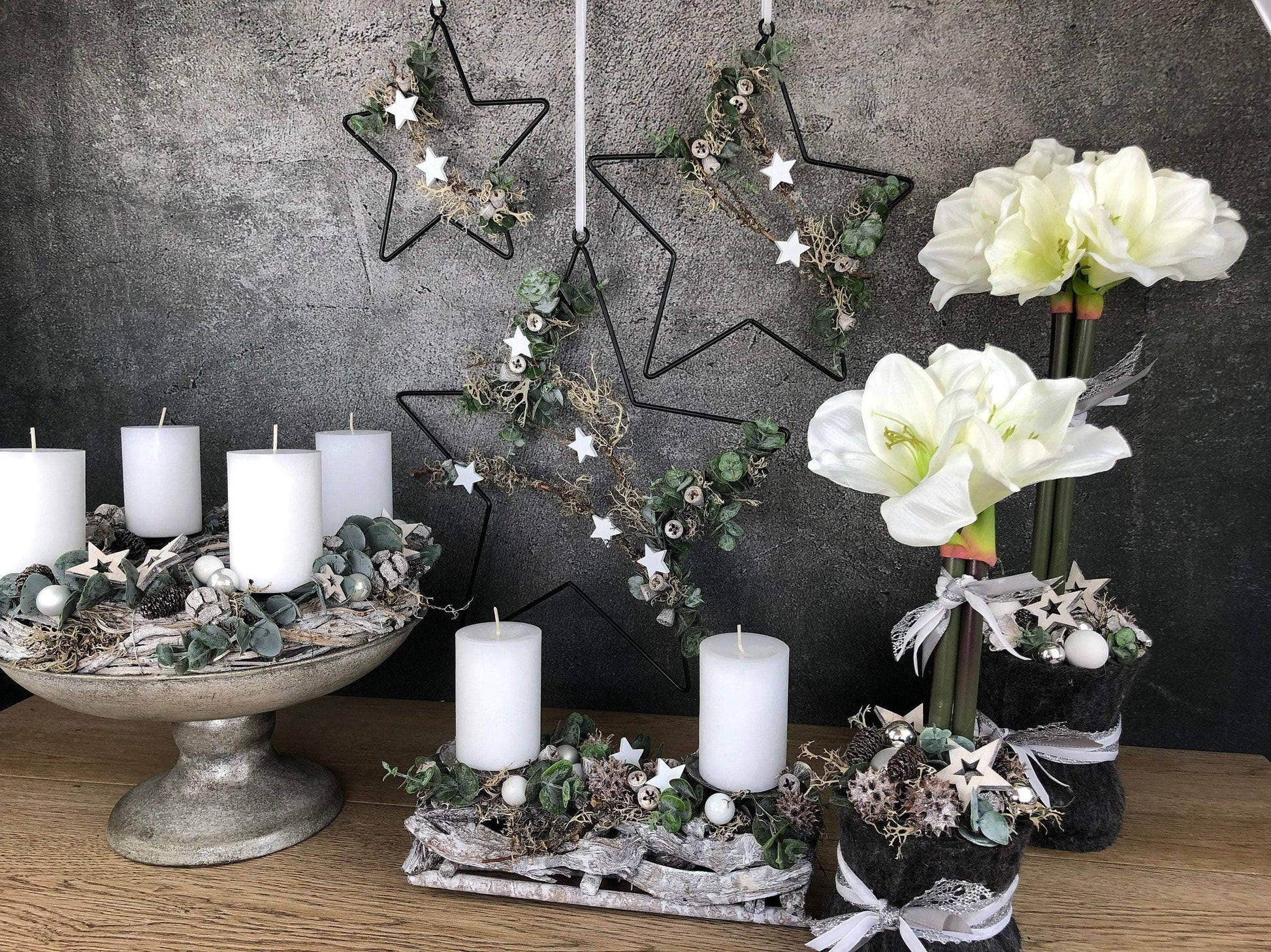 Adventsgesteck Amaryllis Gesteck Eukalyptus Künstlich Modern Zapfen Weiß – handgemacht aus Seiden- und Kunstblumen, langlebig & pflegeleicht von SarahsFlowerStudio