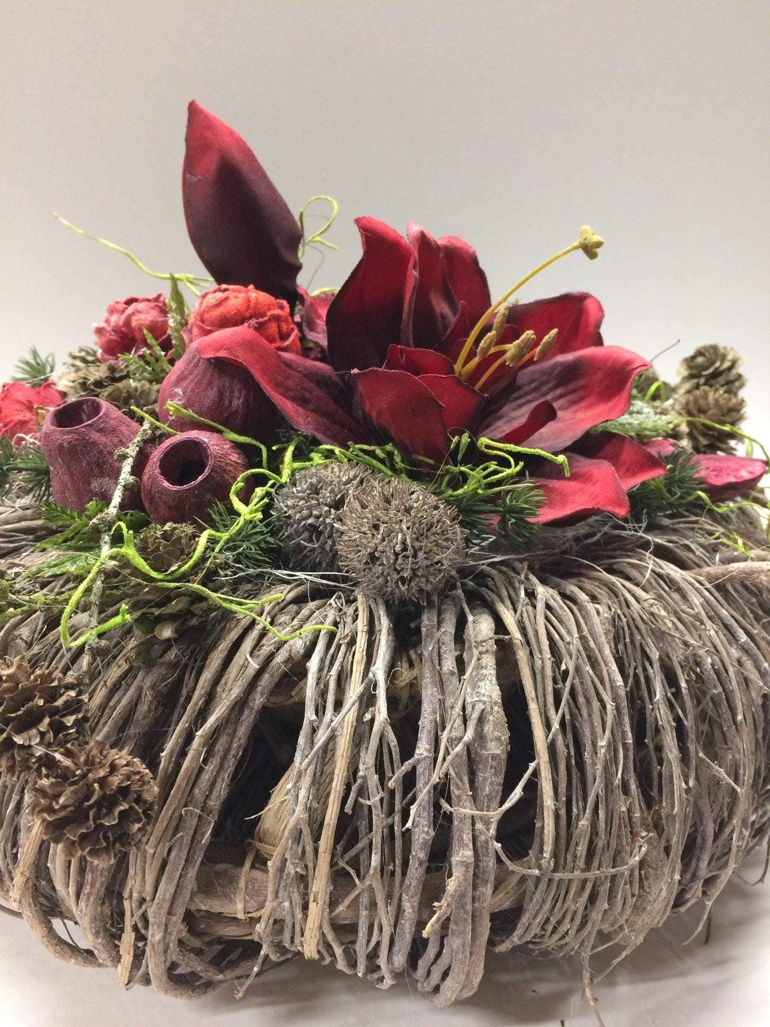 Grabgesteck Allerheiligen Grabschmuck Amaryllis Wunschfarbe Grabdeko Grabdekoration Allerheiligen – handgemacht aus Seiden- und Kunstblumen, langlebig & pflegeleicht von SarahsFlowerStudio