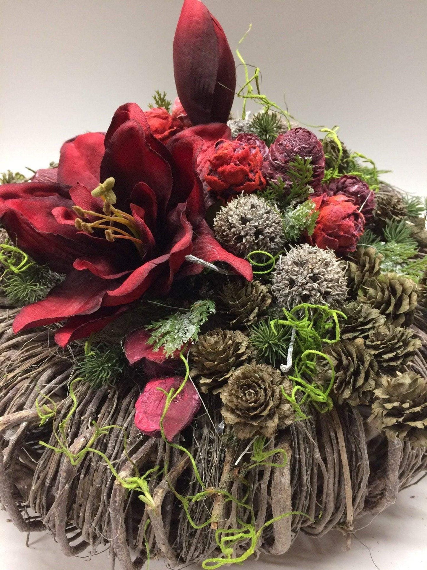 Grabgesteck Allerheiligen Grabschmuck Amaryllis Wunschfarbe Grabdeko Grabdekoration Allerheiligen – handgemacht aus Seiden- und Kunstblumen, langlebig & pflegeleicht von SarahsFlowerStudio