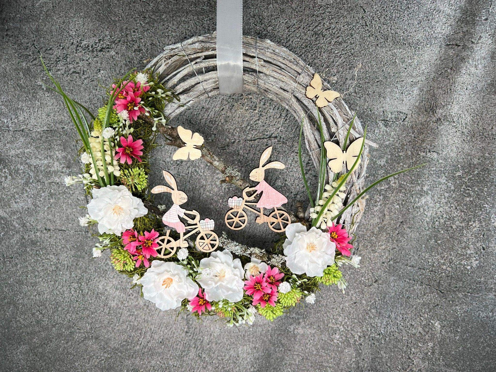 Frühlingskranz Türdeko mit Hasen, Eiern & Schleierkraut – Seidenblumen Osterkranz – Türkranz – SarahsFlowerStudio