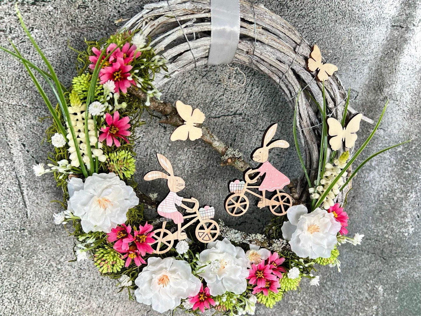Frühlingskranz Türdeko mit Hasen, Eiern & Schleierkraut – Seidenblumen Osterkranz – Türkranz – SarahsFlowerStudio