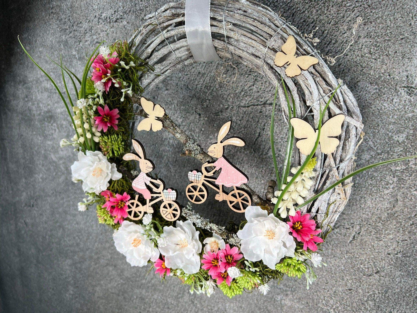 Frühlingskranz Türdeko mit Hasen, Eiern & Schleierkraut – Seidenblumen Osterkranz – Türkranz – SarahsFlowerStudio