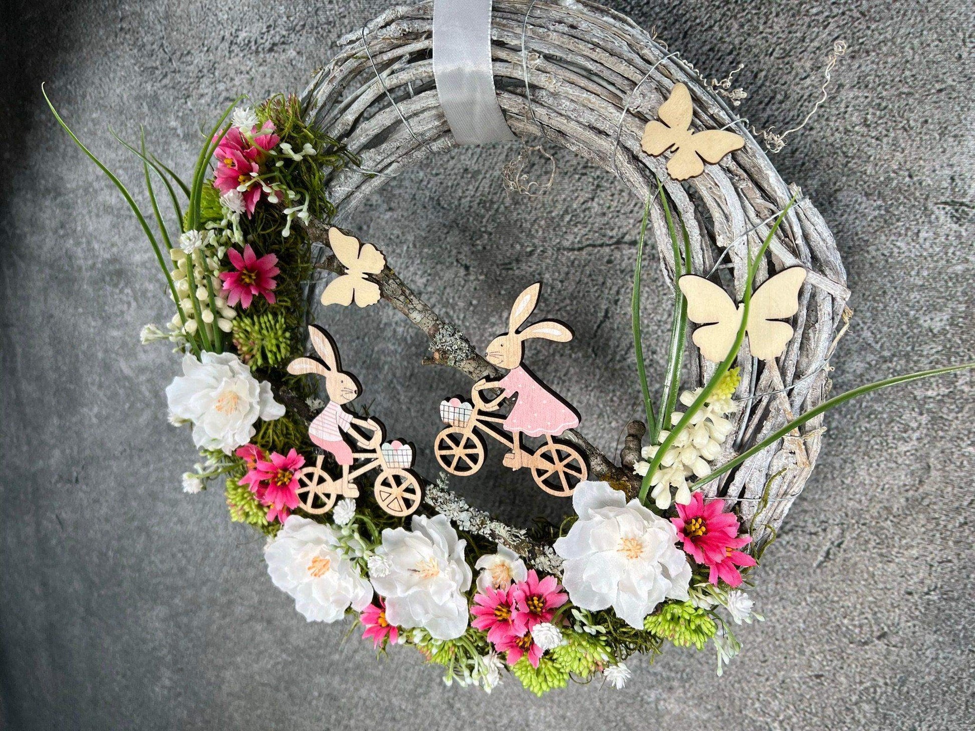 Frühlingskranz Türdeko mit Hasen, Eiern & Schleierkraut – Seidenblumen Osterkranz – Türkranz – SarahsFlowerStudio