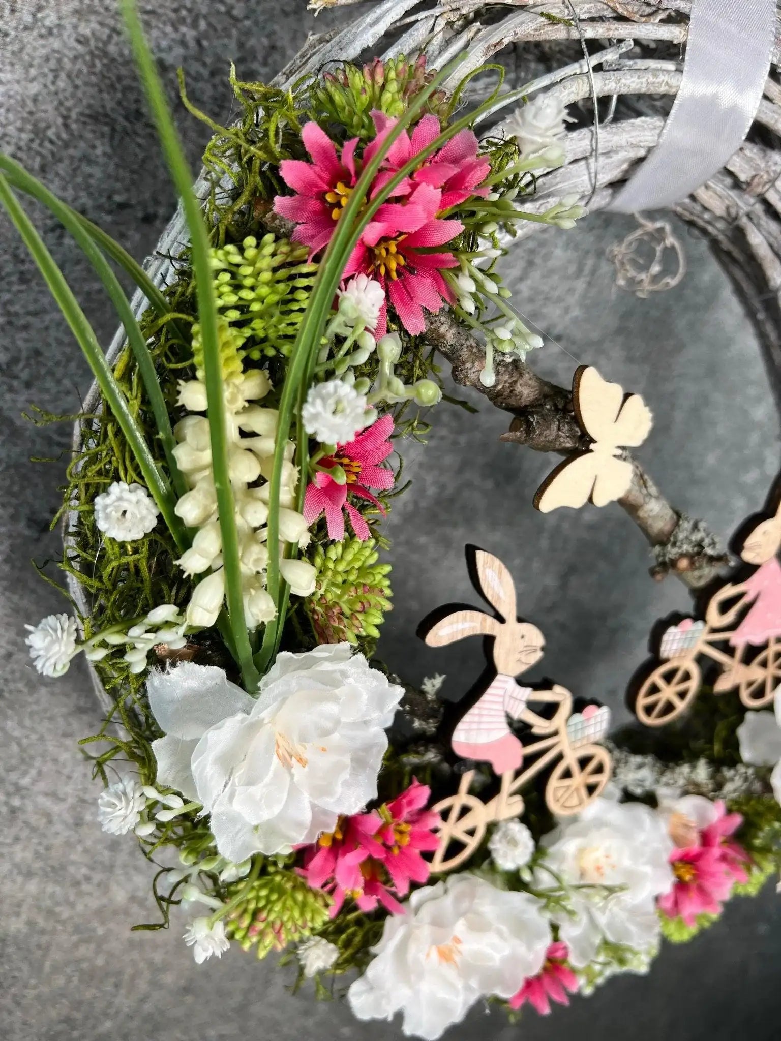 Frühlingskranz Türdeko mit Hasen, Eiern & Schleierkraut – Seidenblumen Osterkranz – Türkranz – SarahsFlowerStudio
