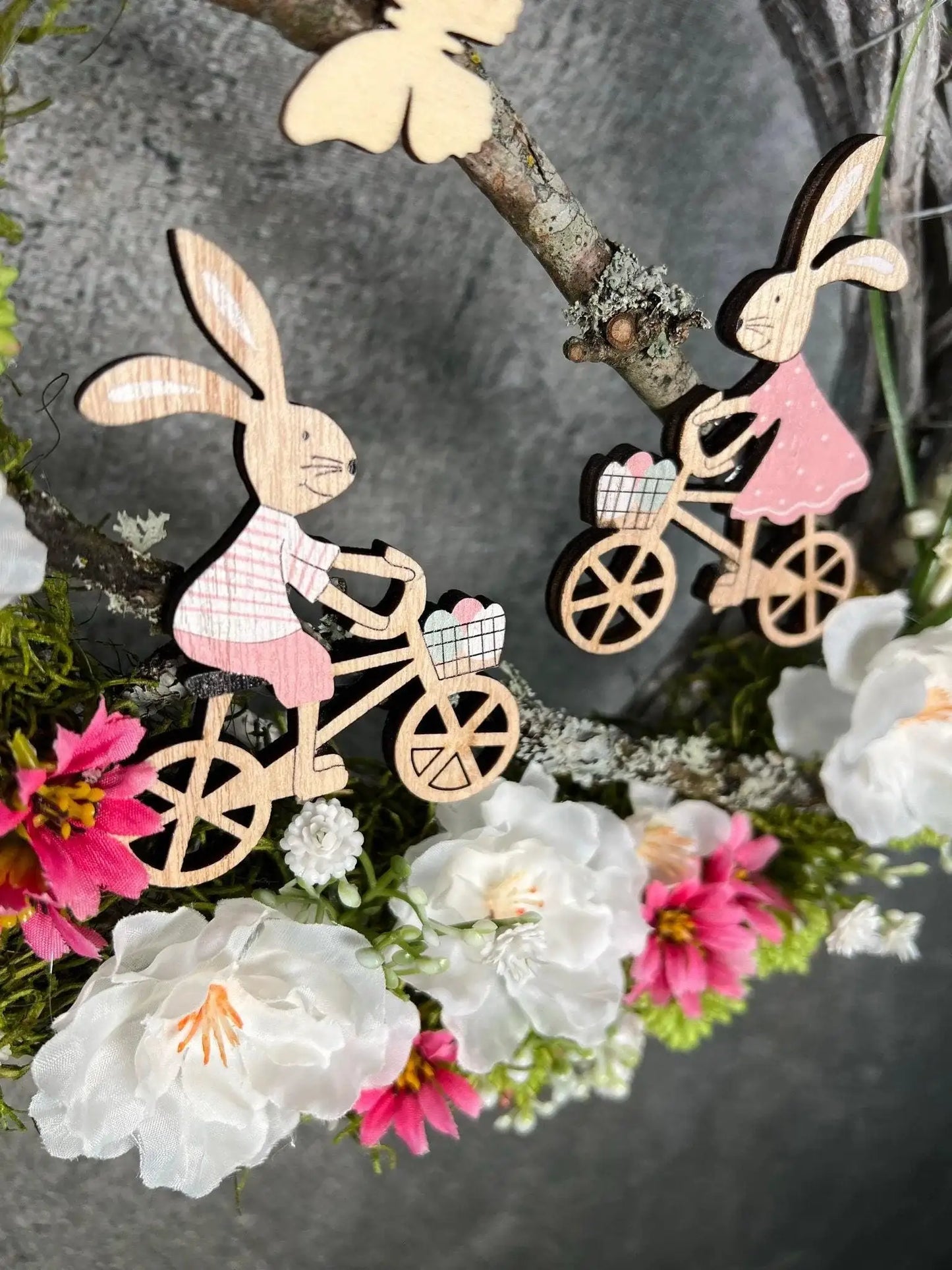 Frühlingskranz Türdeko mit Hasen, Eiern & Schleierkraut – Seidenblumen Osterkranz – Türkranz – SarahsFlowerStudio