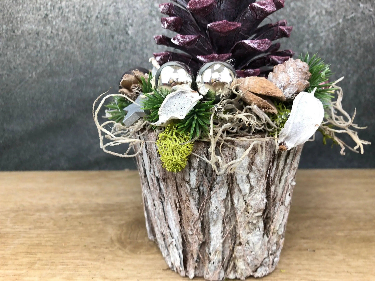 Adventsgesteck Gesteck Zapfen Zapfe Beere Modern Rund Moos Thuja Zapfen Rot Weiß – handgemacht aus Seiden- und Kunstblumen, langlebig & pflegeleicht von SarahsFlowerStudio