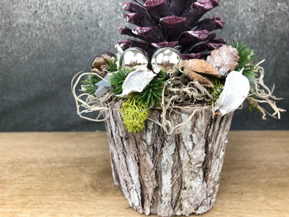 Adventsgesteck Gesteck Zapfen Zapfe Beere Modern Rund Moos Thuja Zapfen Rot Weiß – handgemacht aus Seiden- und Kunstblumen, langlebig & pflegeleicht von SarahsFlowerStudio