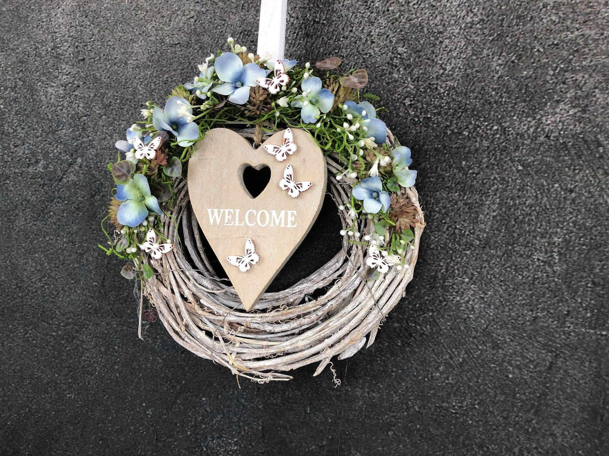 Türkranz Türdeko Türschmuck Herz Welcome Modern ganzjährig Tür Schmuck Schmetterling Herbst – handgemacht aus Seiden- und Kunstblumen, langlebig & pflegeleicht von SarahsFlowerStudio