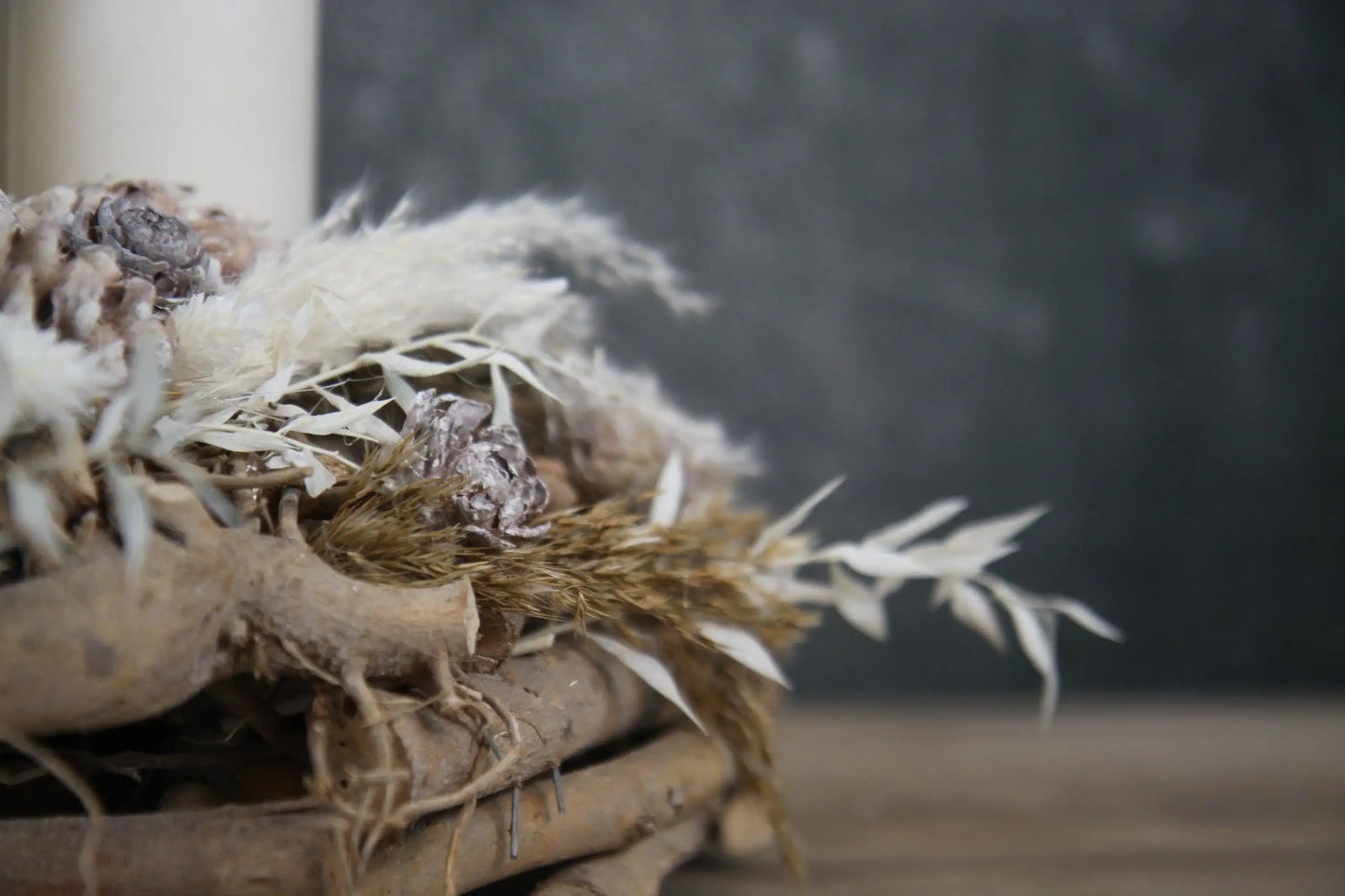 Adventskranz Adventskalender Pampas natürlich Ruskus Brachichiton Gräser Zederrose Zapfen Modern mehrjährig Rund – handgemacht aus Seiden- und Kunstblumen, langlebig & pflegeleicht von SarahsFlowerStudio