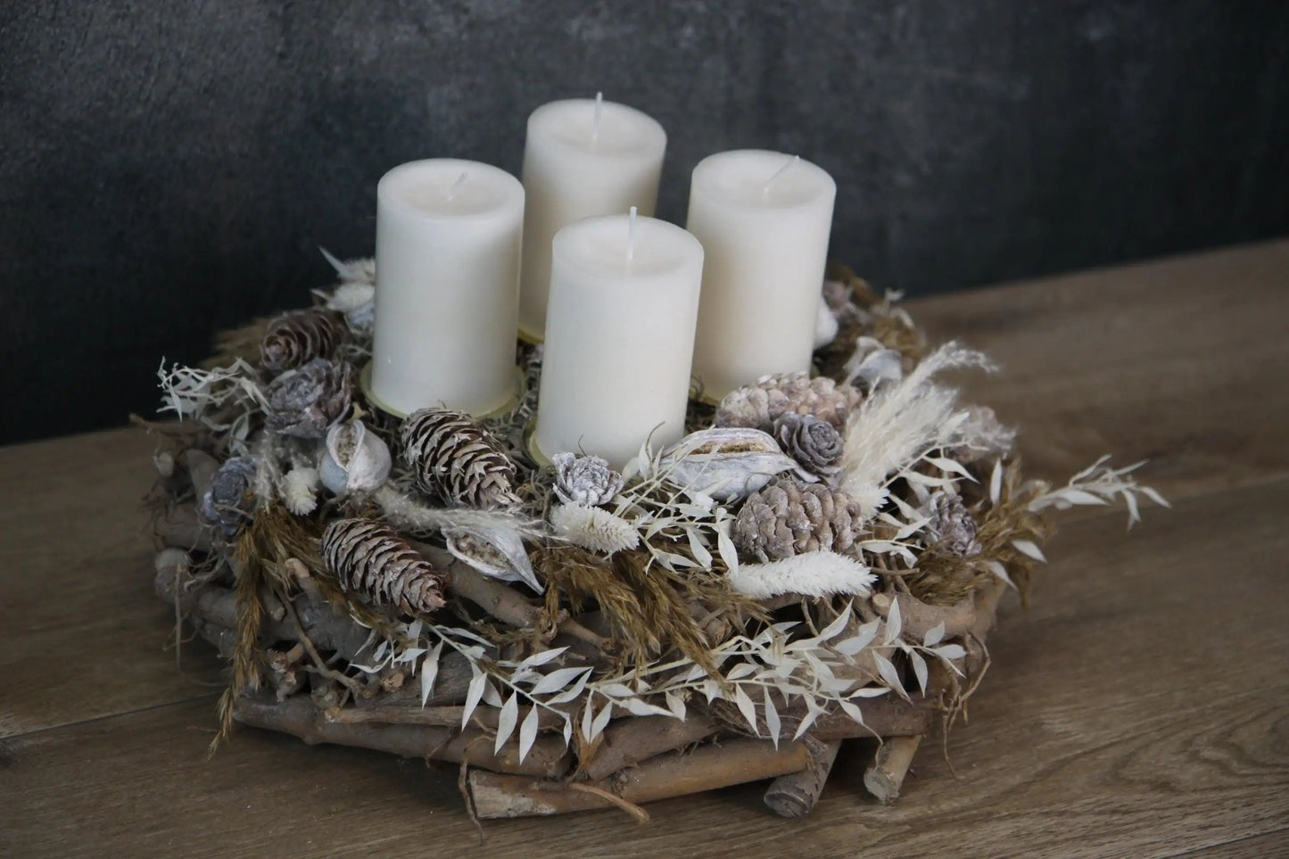 Adventskranz Adventskalender Pampas natürlich Ruskus Brachichiton Gräser Zederrose Zapfen Modern mehrjährig Rund – handgemacht aus Seiden- und Kunstblumen, langlebig & pflegeleicht von SarahsFlowerStudio