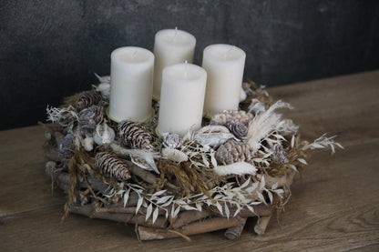 Adventskranz Adventskalender Pampas natürlich Ruskus Brachichiton Gräser Zederrose Zapfen Modern mehrjährig Rund – handgemacht aus Seiden- und Kunstblumen, langlebig & pflegeleicht von SarahsFlowerStudio