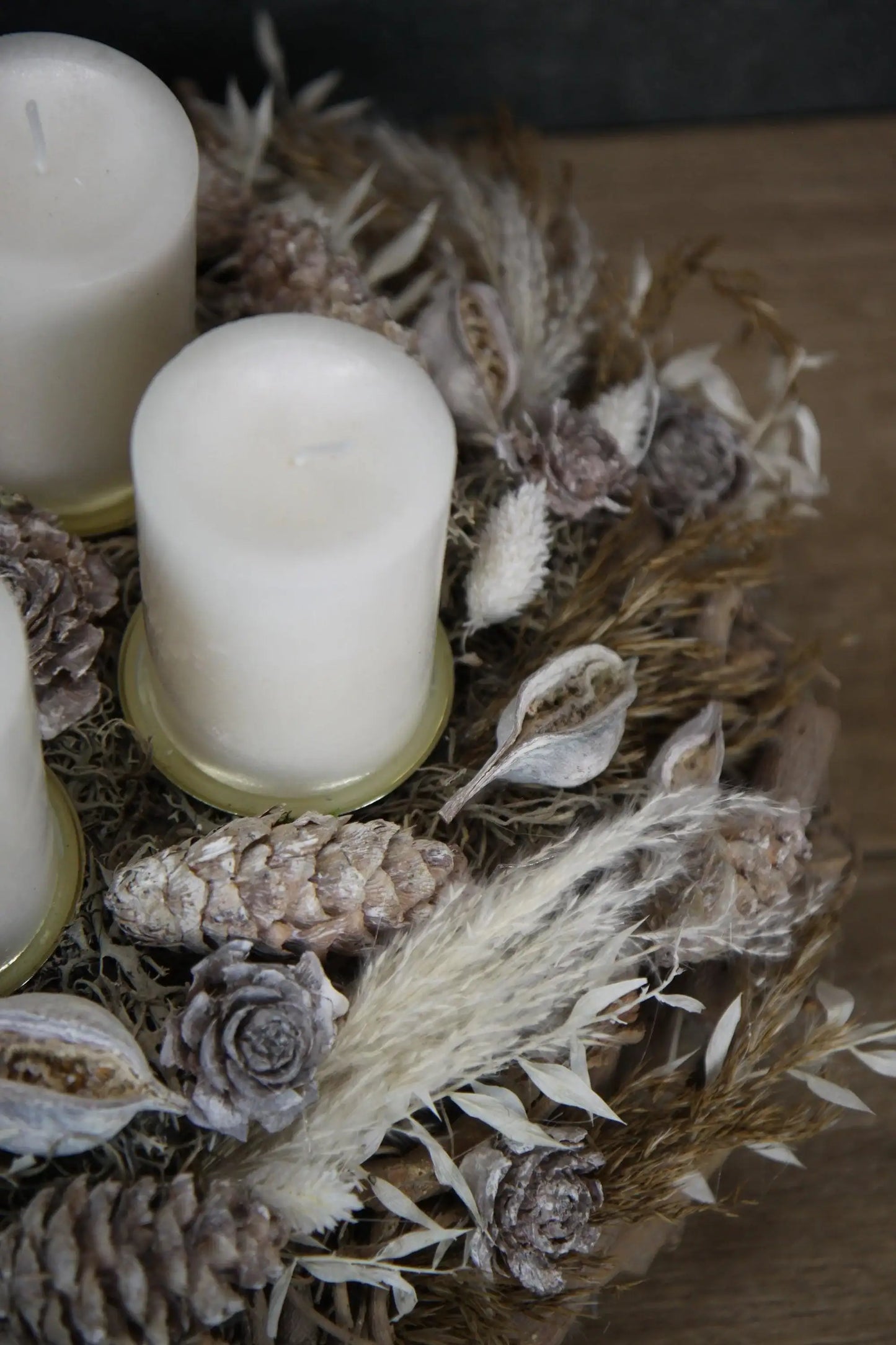 Adventskranz Adventskalender Pampas natürlich Ruskus Brachichiton Gräser Zederrose Zapfen Modern mehrjährig Rund – handgemacht aus Seiden- und Kunstblumen, langlebig & pflegeleicht von SarahsFlowerStudio