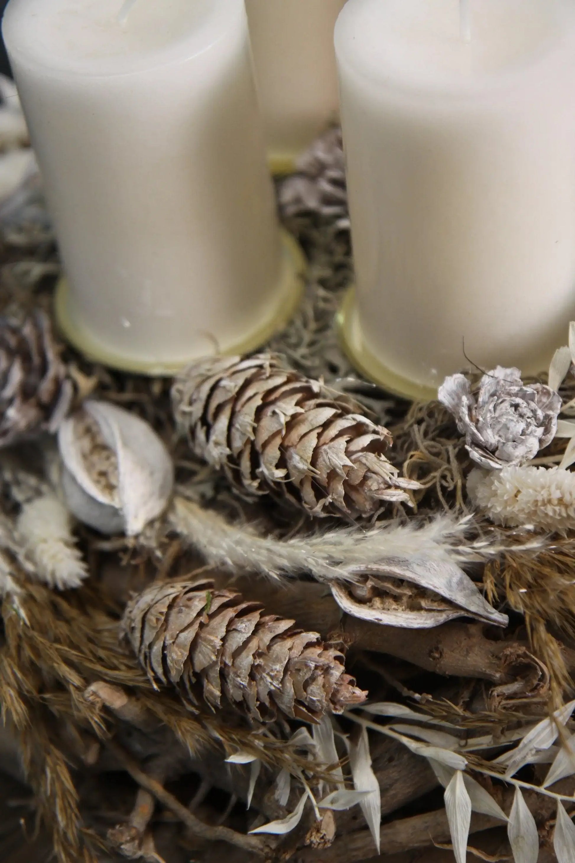 Adventskranz Adventskalender Pampas natürlich Ruskus Brachichiton Gräser Zederrose Zapfen Modern mehrjährig Rund – handgemacht aus Seiden- und Kunstblumen, langlebig & pflegeleicht von SarahsFlowerStudio
