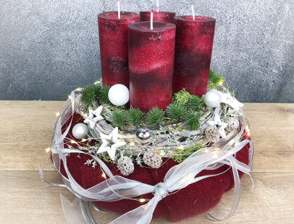 Adventskranz Adventskalender Filz Kugeln Sterne Moos Zedern mehrjährig rund – handgemacht aus Seiden- und Kunstblumen, langlebig & pflegeleicht von SarahsFlowerStudio