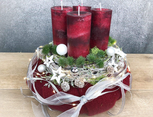 Adventskranz Adventskalender Filz Kugeln Sterne Moos Zedern mehrjährig rund – handgemacht aus Seiden- und Kunstblumen, langlebig & pflegeleicht von SarahsFlowerStudio