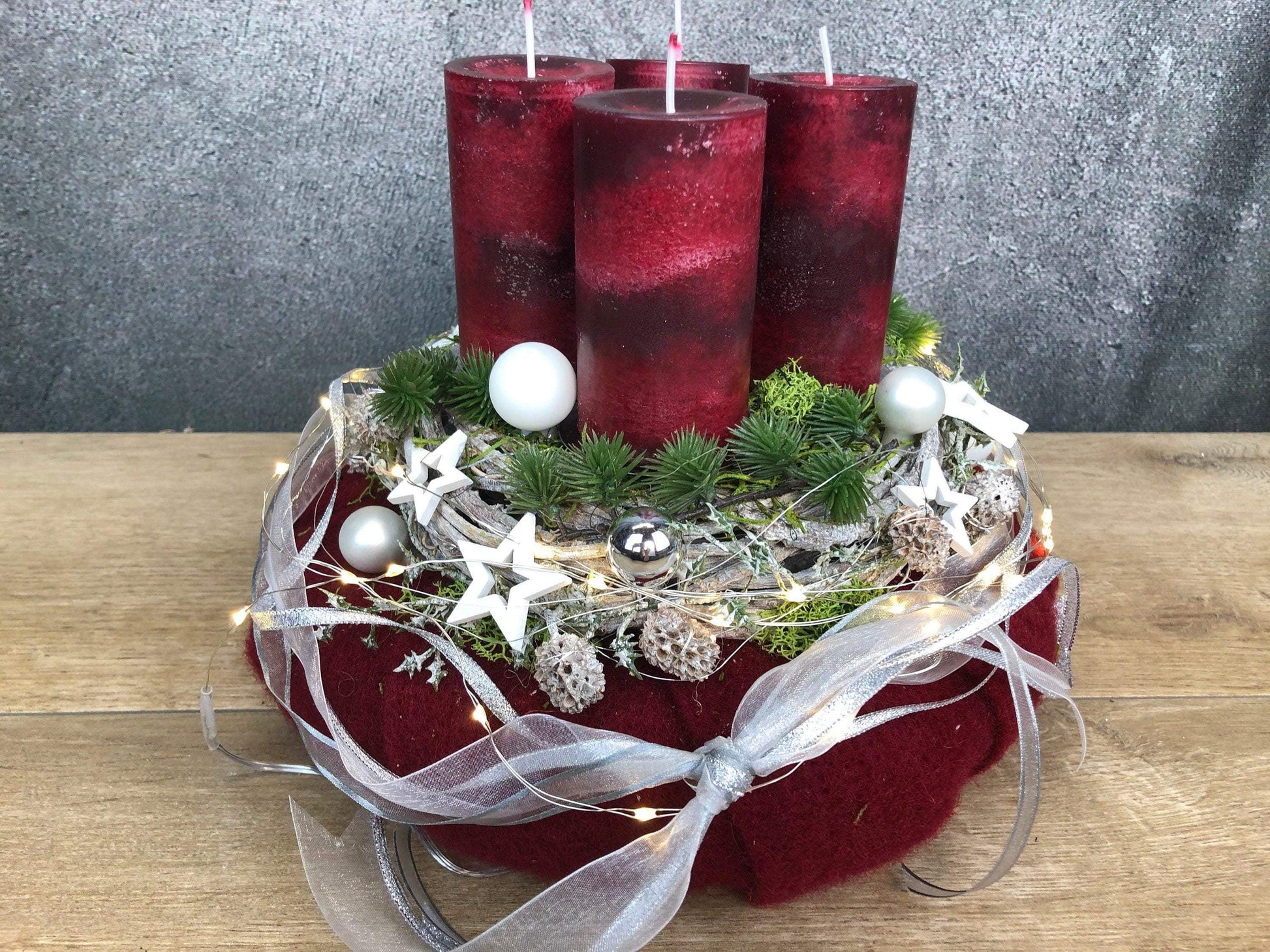 Adventskranz Adventskalender Filz Kugeln Sterne Moos Zedern mehrjährig rund – handgemacht aus Seiden- und Kunstblumen, langlebig & pflegeleicht von SarahsFlowerStudio
