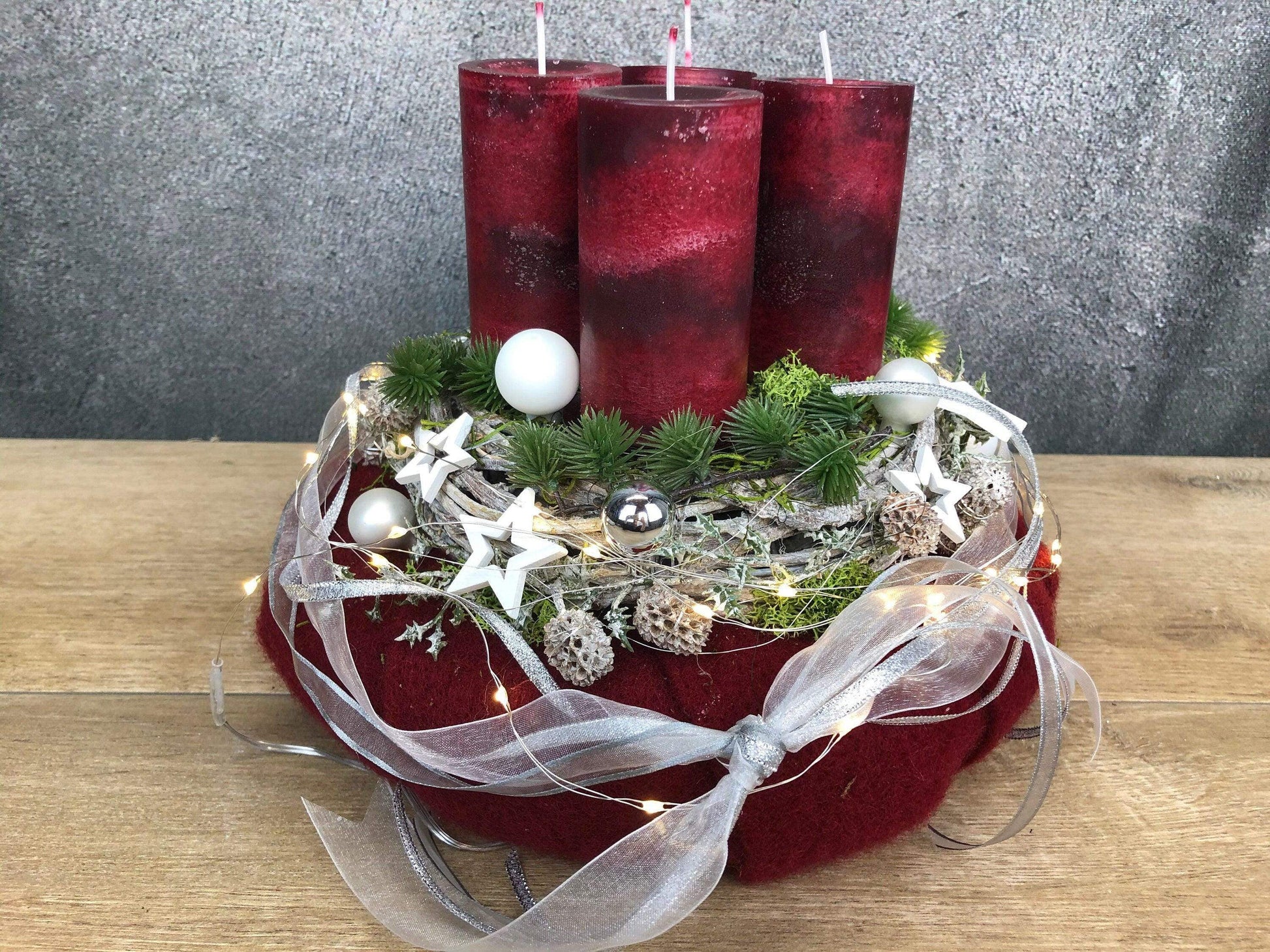 Adventskranz Adventskalender Filz Kugeln Sterne Moos Zedern mehrjährig rund – handgemacht aus Seiden- und Kunstblumen, langlebig & pflegeleicht von SarahsFlowerStudio