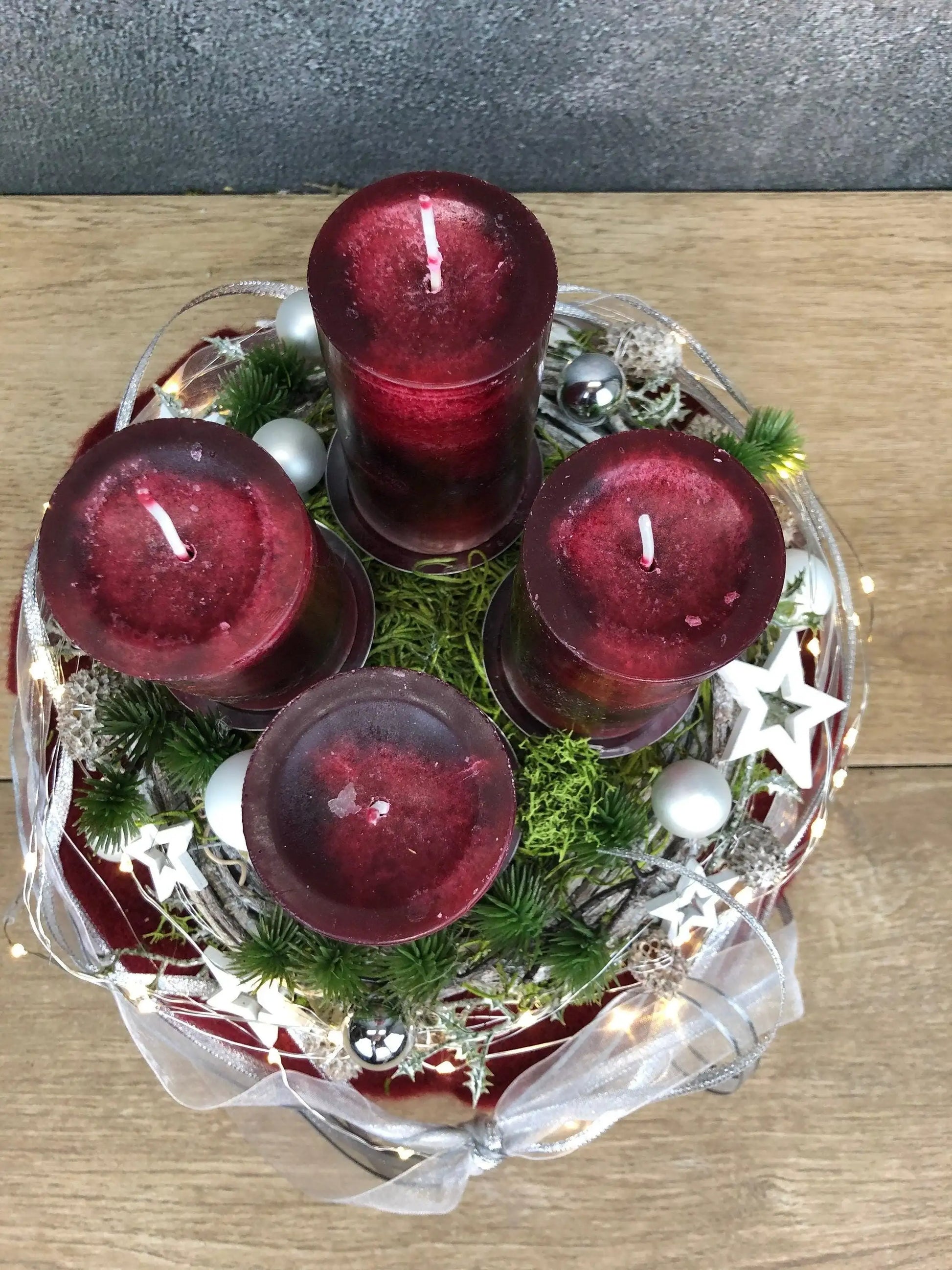 Adventskranz Adventskalender Filz Kugeln Sterne Moos Zedern mehrjährig rund – handgemacht aus Seiden- und Kunstblumen, langlebig & pflegeleicht von SarahsFlowerStudio