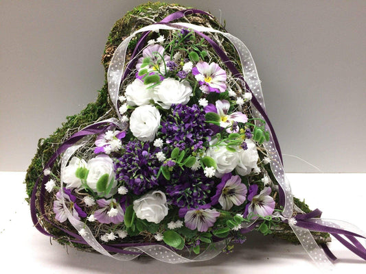 Grabgesteck Herz 30cm – handgemacht aus Seiden- und Kunstblumen, langlebig & pflegeleicht von SarahsFlowerStudio