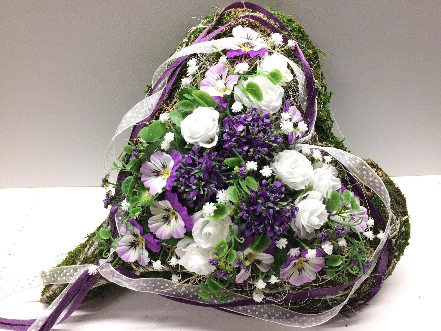 Grabgesteck Herz 30cm – handgemacht aus Seiden- und Kunstblumen, langlebig & pflegeleicht von SarahsFlowerStudio