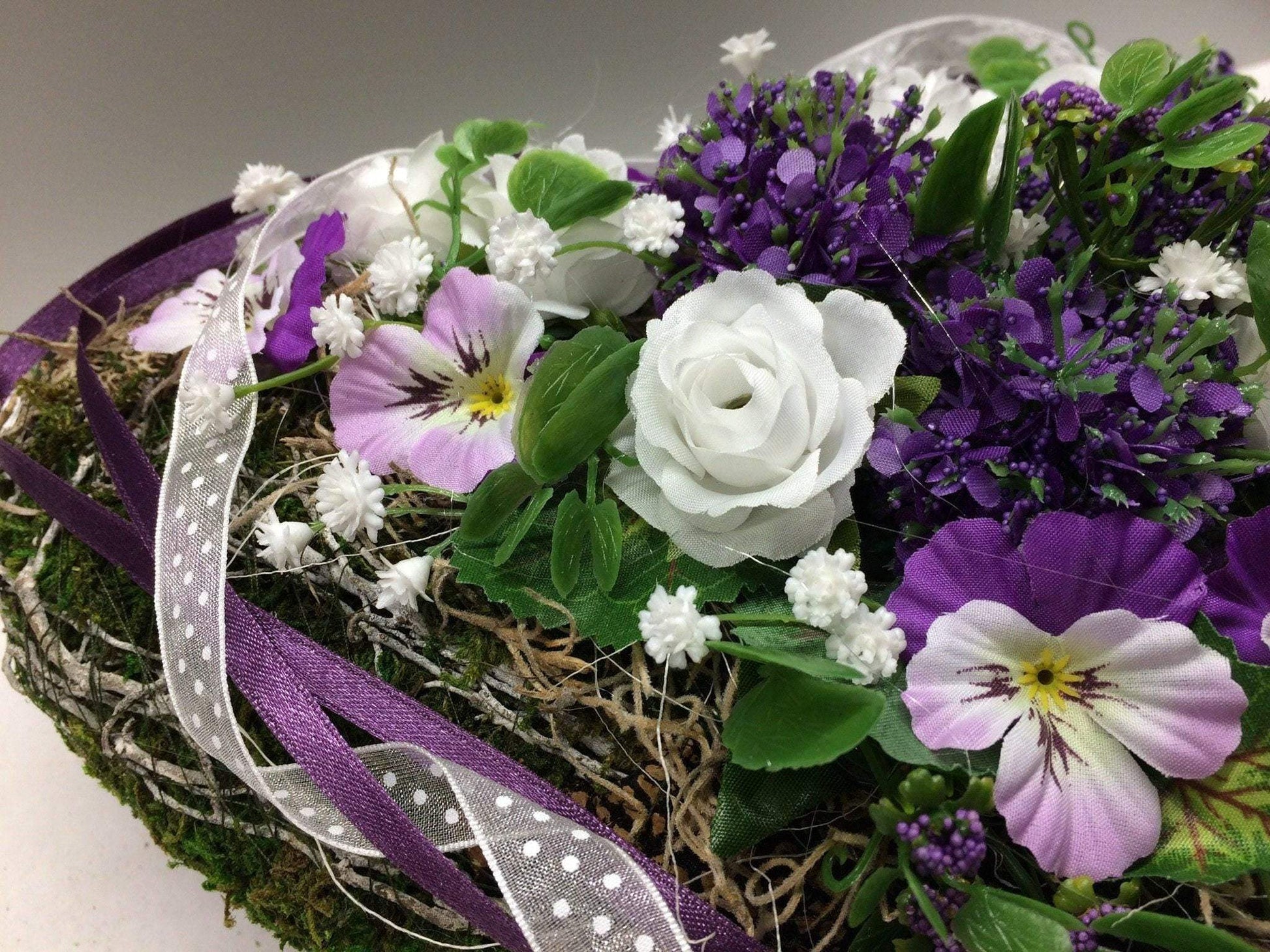Grabgesteck Herz 30cm – handgemacht aus Seiden- und Kunstblumen, langlebig & pflegeleicht von SarahsFlowerStudio