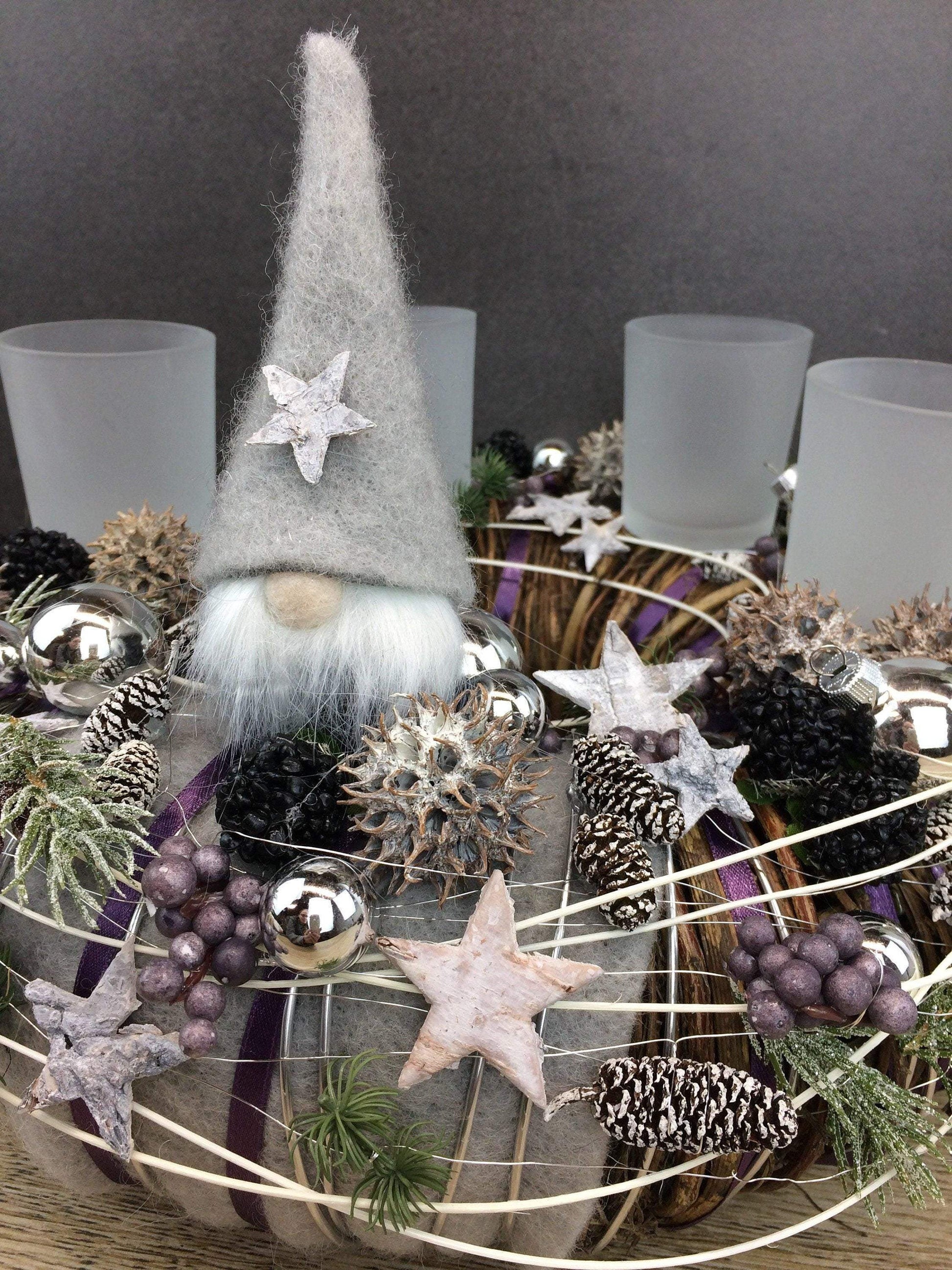 Adventskranz Wunschfarbe Grau Weiß Wichtel Silber Kugeln Zapfen Draht Filz Band Sterne – handgemacht aus Seiden- und Kunstblumen, langlebig & pflegeleicht von SarahsFlowerStudio