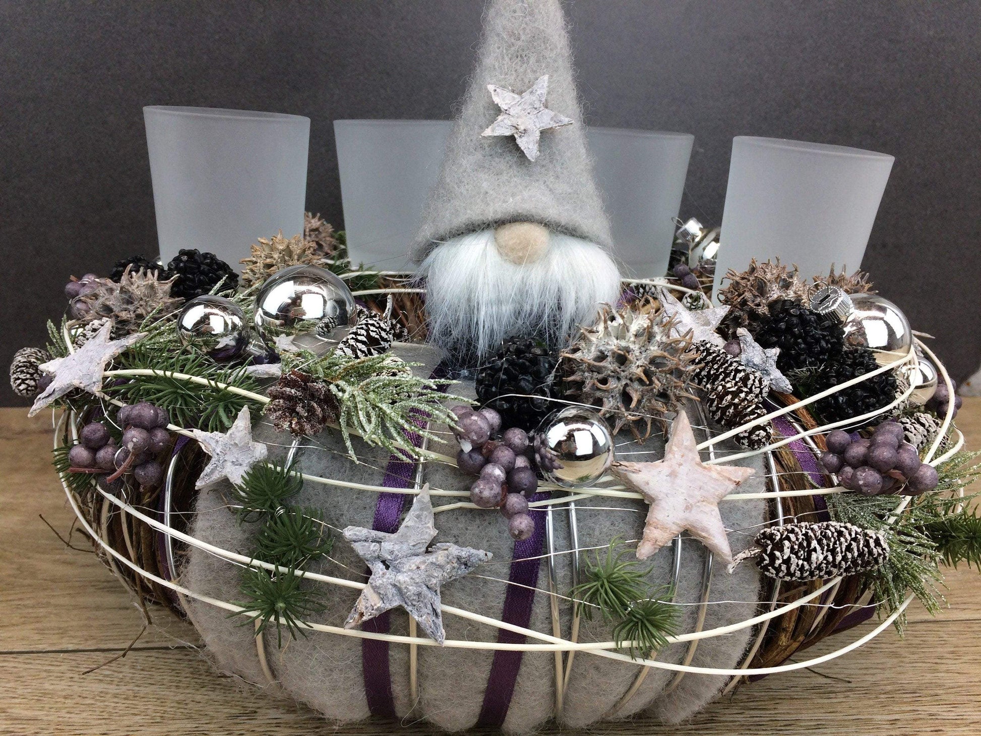 Adventskranz Wunschfarbe Grau Weiß Wichtel Silber Kugeln Zapfen Draht Filz Band Sterne – handgemacht aus Seiden- und Kunstblumen, langlebig & pflegeleicht von SarahsFlowerStudio