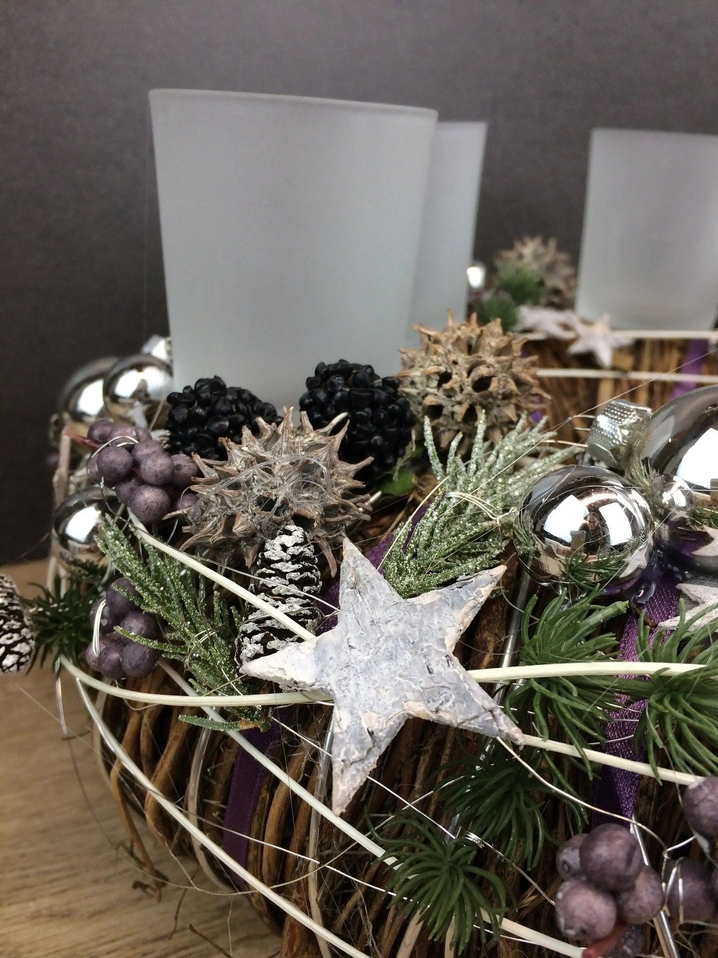Adventskranz Wunschfarbe Grau Weiß Wichtel Silber Kugeln Zapfen Draht Filz Band Sterne – handgemacht aus Seiden- und Kunstblumen, langlebig & pflegeleicht von SarahsFlowerStudio