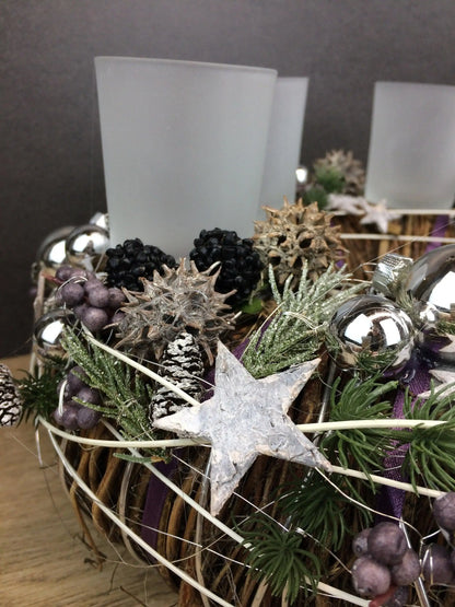 Adventskranz Wunschfarbe Grau Weiß Wichtel Silber Kugeln Zapfen Draht Filz Band Sterne – handgemacht aus Seiden- und Kunstblumen, langlebig & pflegeleicht von SarahsFlowerStudio