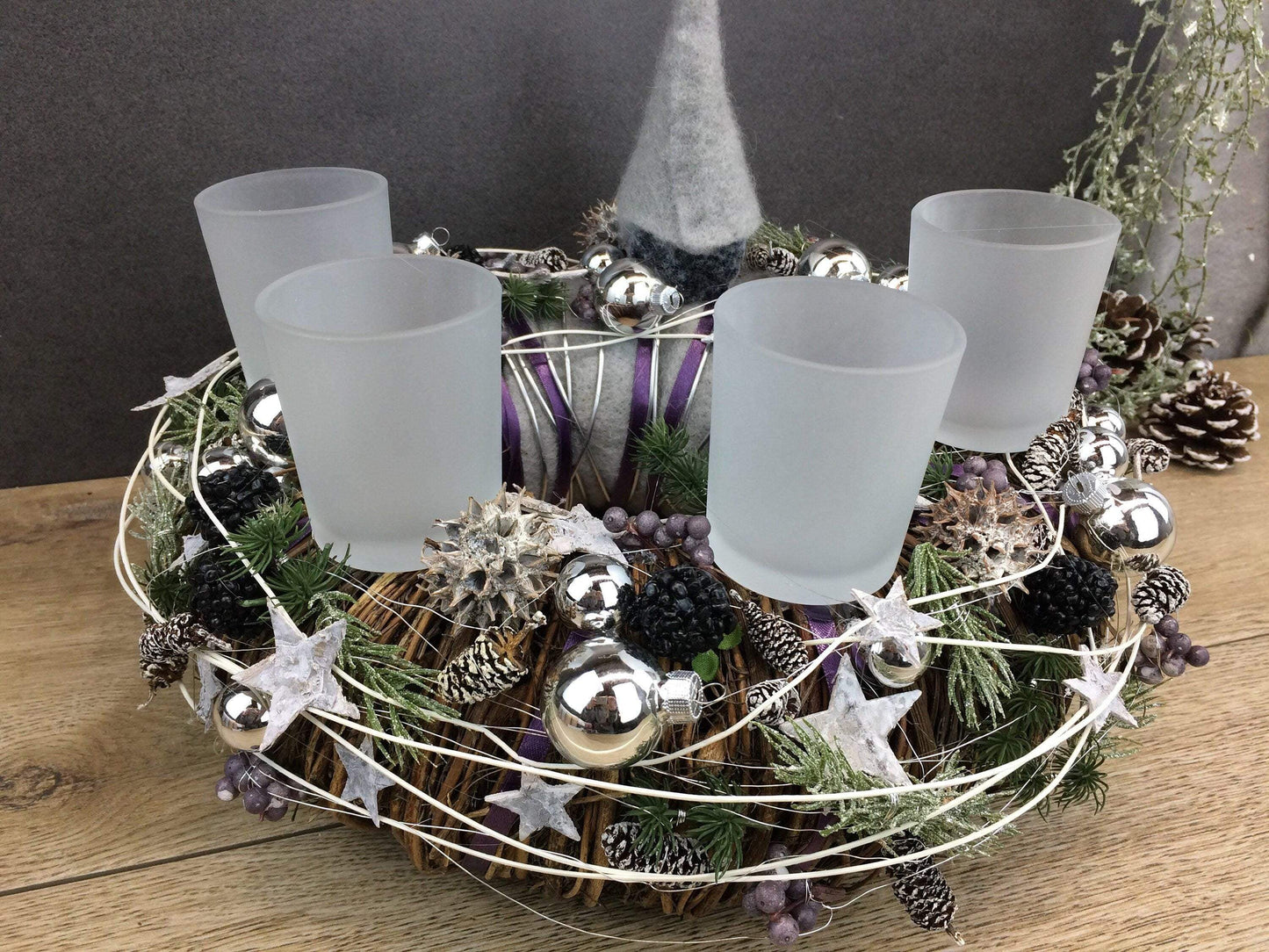 Adventskranz Wunschfarbe Grau Weiß Wichtel Silber Kugeln Zapfen Draht Filz Band Sterne – handgemacht aus Seiden- und Kunstblumen, langlebig & pflegeleicht von SarahsFlowerStudio