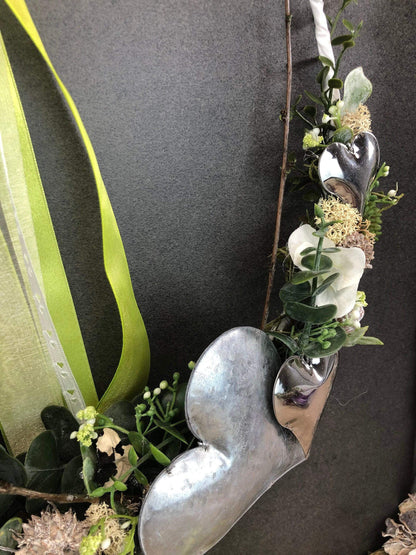 Türkranz ganzjährig Modern Türdeko Tür Schmuck Wunschgröße ganzjährig Muttertag Valentinstag Herz Boho Skelettblätter Band Filz Spitzenband – handgemacht aus Seiden- und Kunstblumen, langlebig & pflegeleicht von SarahsFlowerStudio