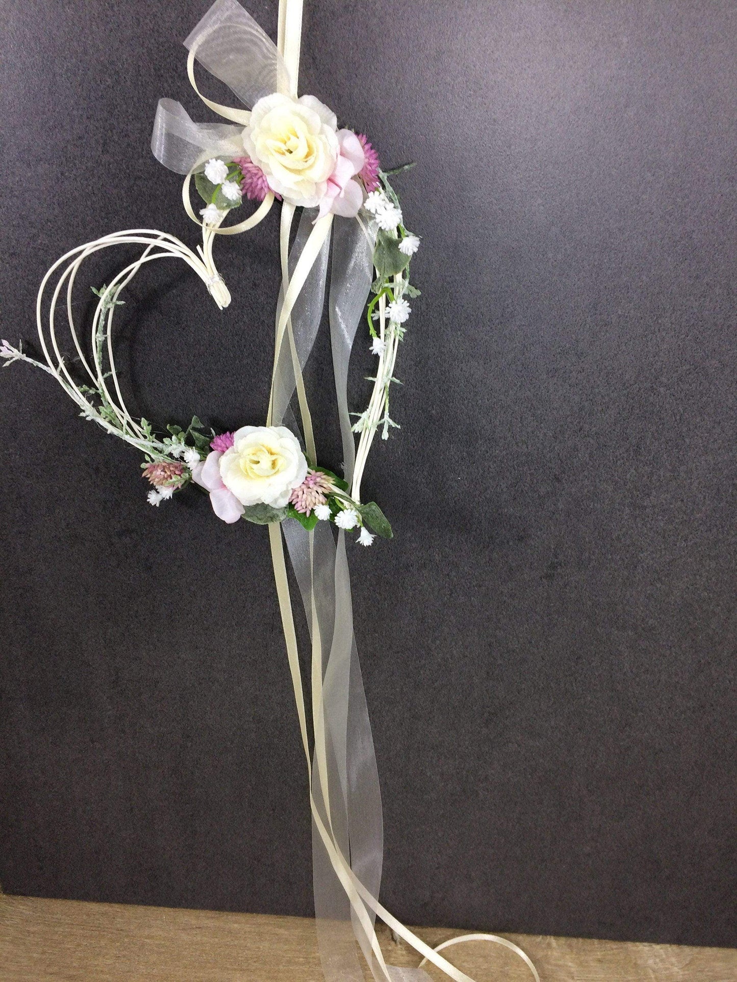 Autoschleife XXL für Seitenspiegel Kirchenbank Wunschfarbe große Schleife Dekoration Blumenschmuck Herz – handgemacht aus Seiden- und Kunstblumen, langlebig & pflegeleicht von SarahsFlowerStudio