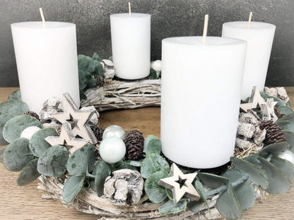 Adventskranz Adventskalender Eukalyptus Künstlich Grau Weiß Stern – handgemacht aus Seiden- und Kunstblumen, langlebig & pflegeleicht von SarahsFlowerStudio