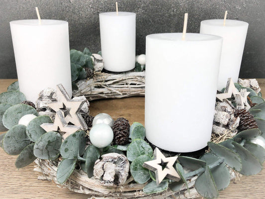 Adventskranz Adventskalender Eukalyptus Künstlich Grau Weiß Stern – handgemacht aus Seiden- und Kunstblumen, langlebig & pflegeleicht von SarahsFlowerStudio