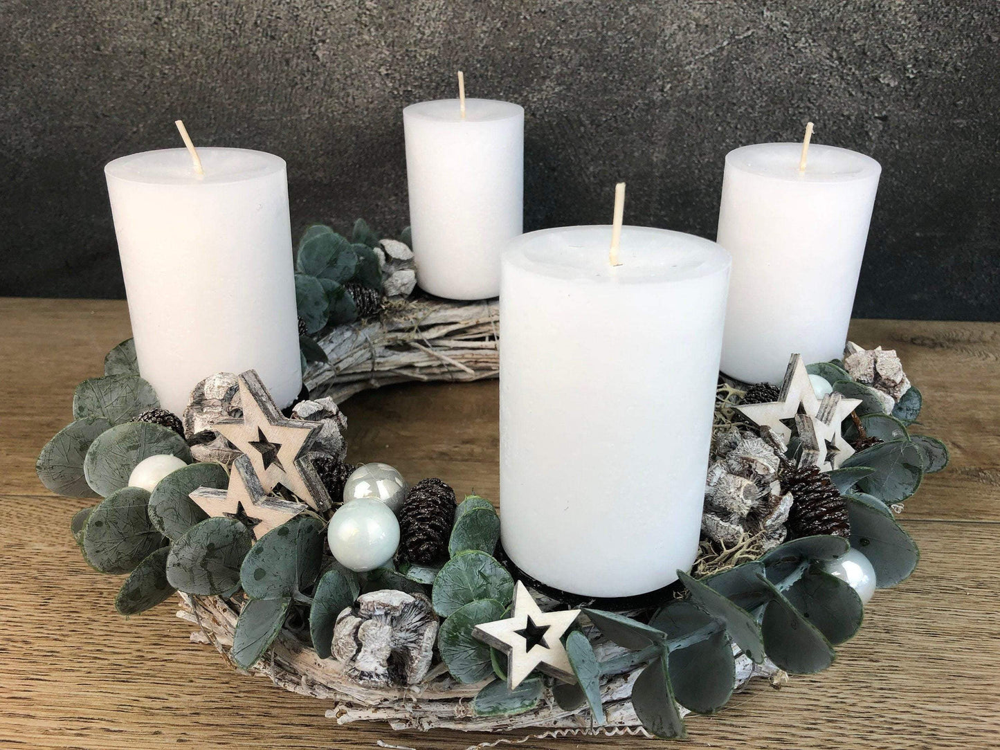 Adventskranz Adventskalender Eukalyptus Künstlich Grau Weiß Stern – handgemacht aus Seiden- und Kunstblumen, langlebig & pflegeleicht von SarahsFlowerStudio