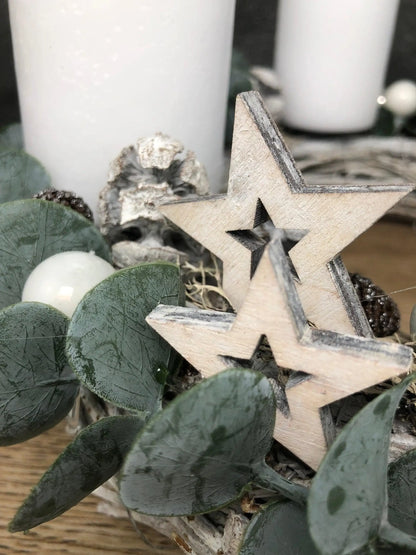 Adventskranz Adventskalender Eukalyptus Künstlich Grau Weiß Stern – handgemacht aus Seiden- und Kunstblumen, langlebig & pflegeleicht von SarahsFlowerStudio