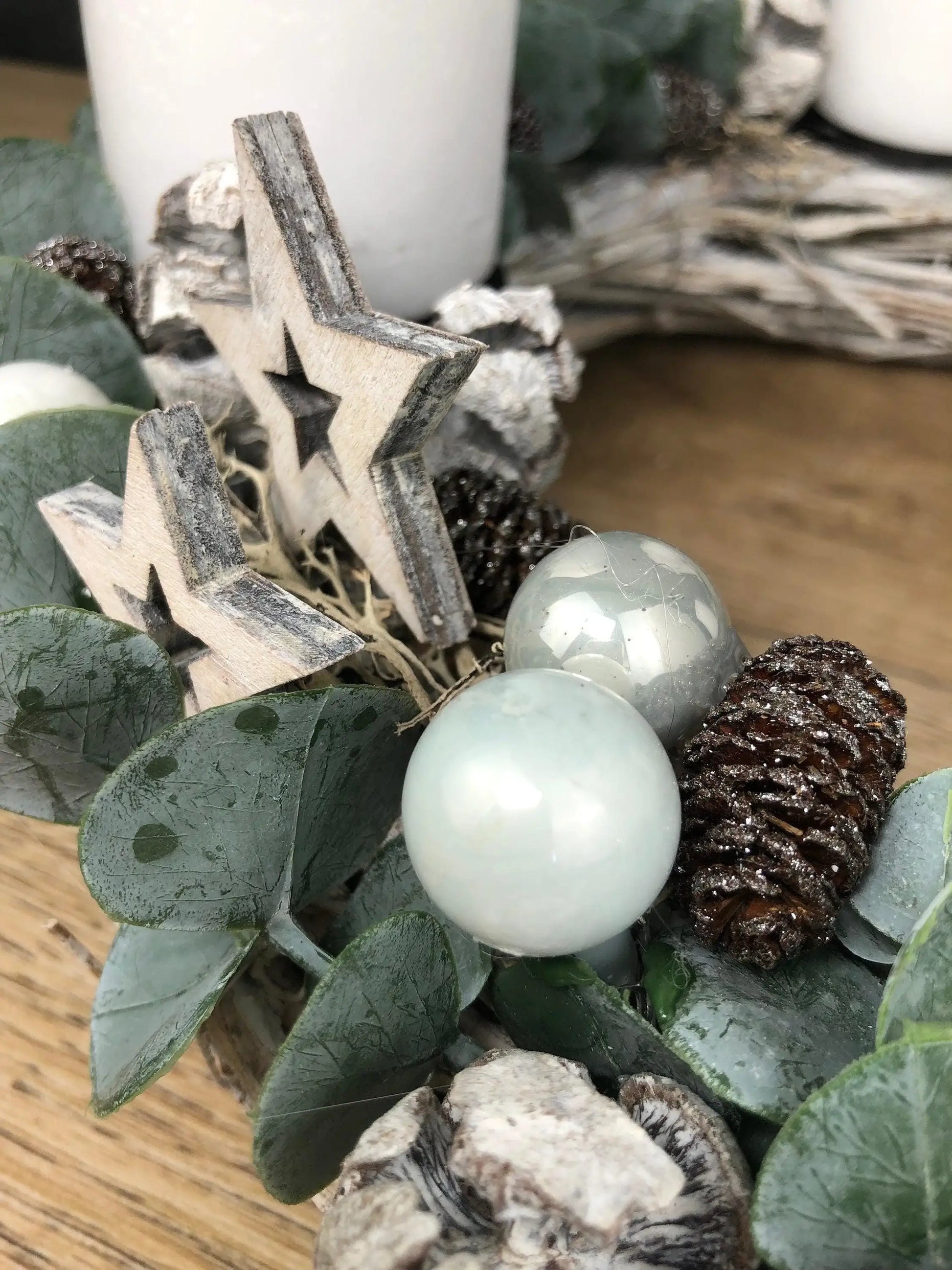 Adventskranz Adventskalender Eukalyptus Künstlich Grau Weiß Stern – handgemacht aus Seiden- und Kunstblumen, langlebig & pflegeleicht von SarahsFlowerStudio