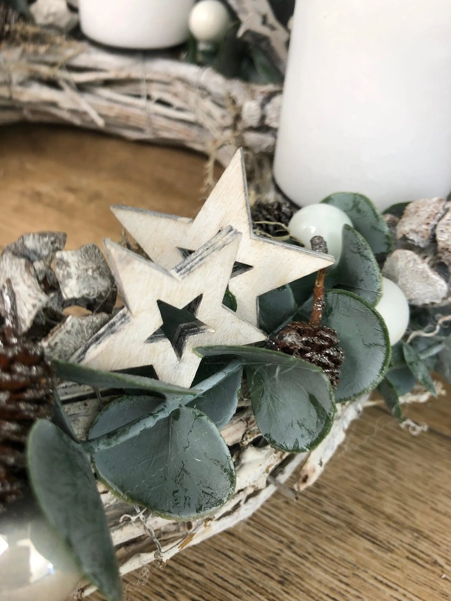 Adventskranz Adventskalender Eukalyptus Künstlich Grau Weiß Stern – handgemacht aus Seiden- und Kunstblumen, langlebig & pflegeleicht von SarahsFlowerStudio