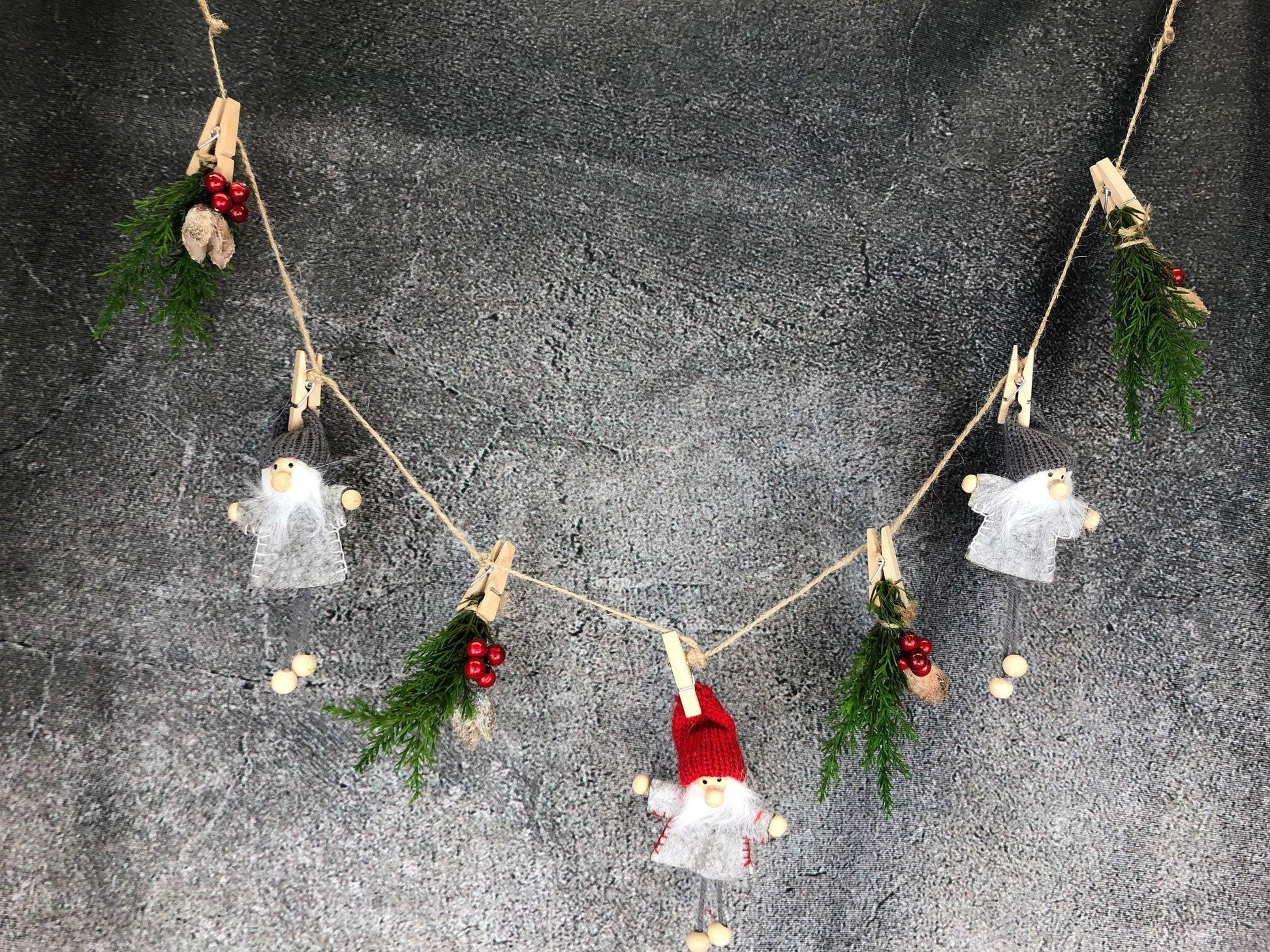 Wichtel Fensterdeko Wäscheleine Wäscheklammer Fensterschmuck Türkranz Thuja Natur natürlich weihnachtlich Weihnachten – handgemacht aus Seiden- und Kunstblumen, langlebig & pflegeleicht von SarahsFlowerStudio
