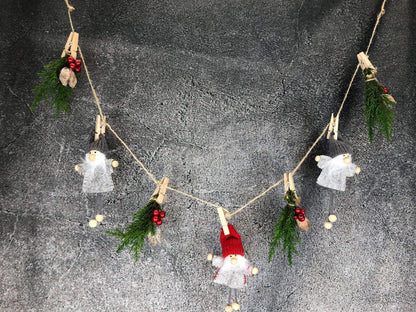 Wichtel Fensterdeko Wäscheleine Wäscheklammer Fensterschmuck Türkranz Thuja Natur natürlich weihnachtlich Weihnachten – handgemacht aus Seiden- und Kunstblumen, langlebig & pflegeleicht von SarahsFlowerStudio