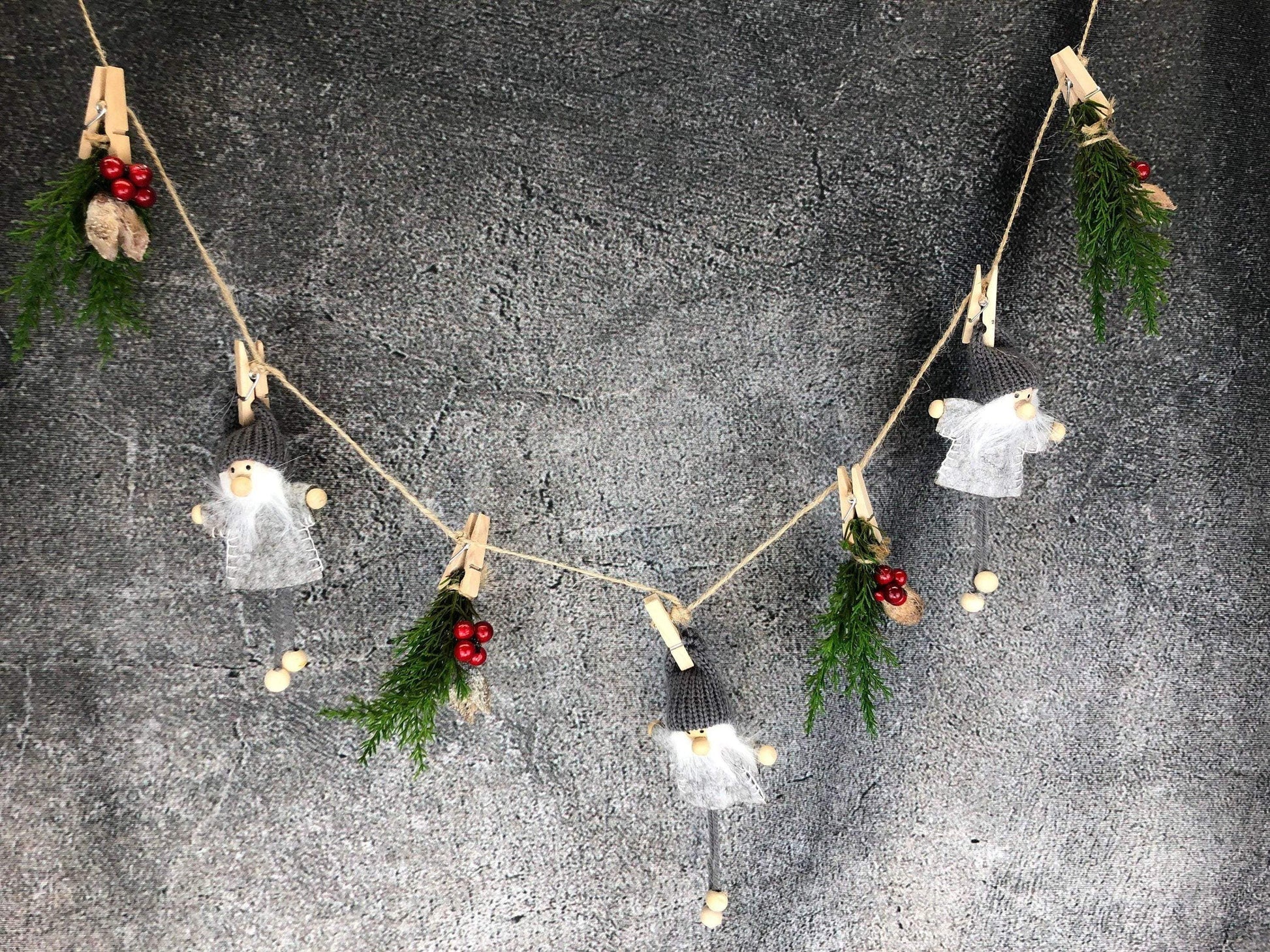 Wichtel Fensterdeko Wäscheleine Wäscheklammer Fensterschmuck Türkranz Thuja Natur natürlich weihnachtlich Weihnachten – handgemacht aus Seiden- und Kunstblumen, langlebig & pflegeleicht von SarahsFlowerStudio