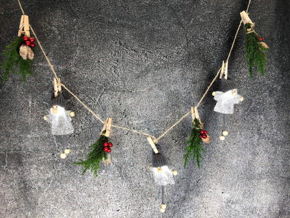 Wichtel Fensterdeko Wäscheleine Wäscheklammer Fensterschmuck Türkranz Thuja Natur natürlich weihnachtlich Weihnachten – handgemacht aus Seiden- und Kunstblumen, langlebig & pflegeleicht von SarahsFlowerStudio