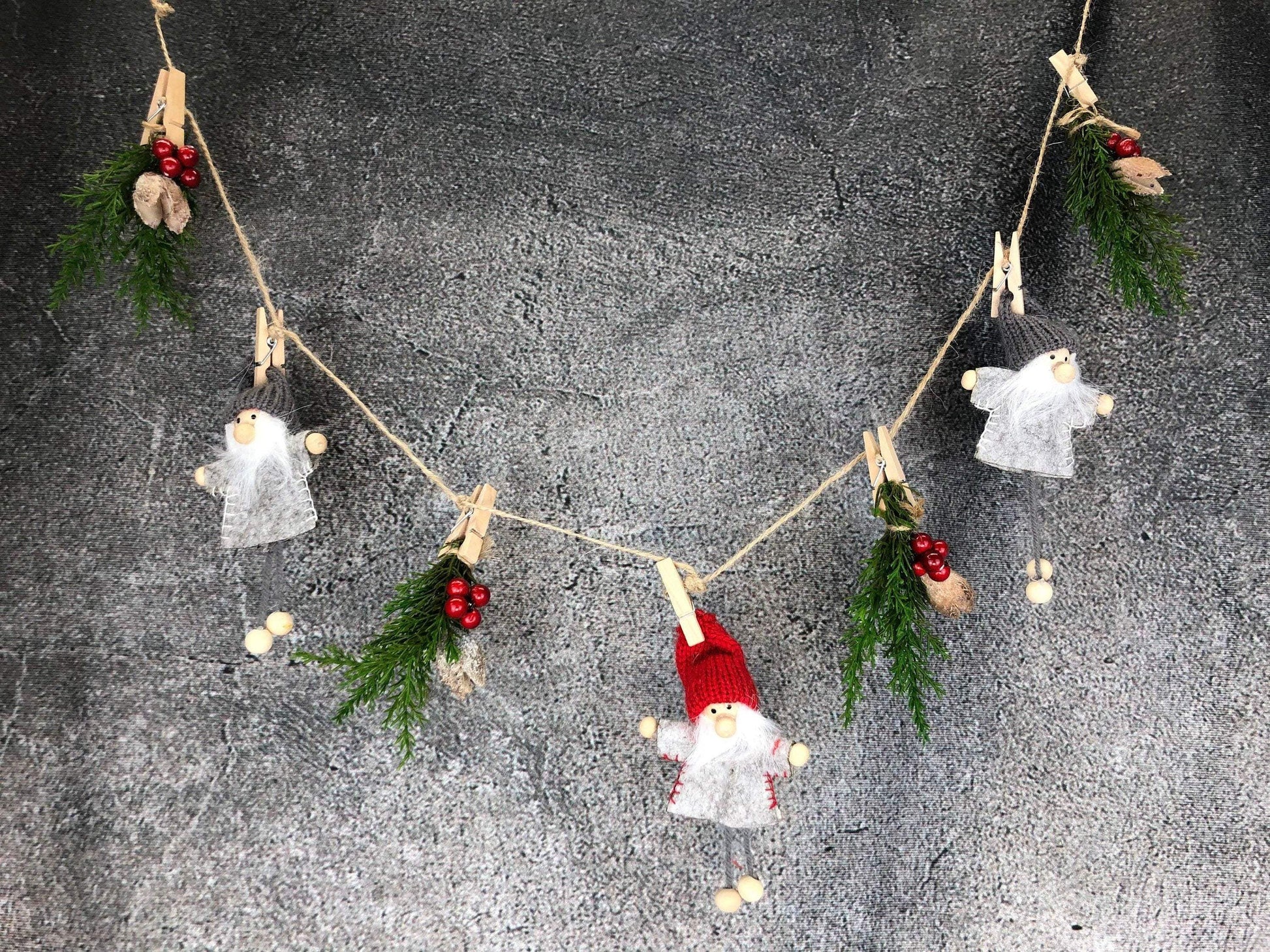 Wichtel Fensterdeko Wäscheleine Wäscheklammer Fensterschmuck Türkranz Thuja Natur natürlich weihnachtlich Weihnachten – handgemacht aus Seiden- und Kunstblumen, langlebig & pflegeleicht von SarahsFlowerStudio