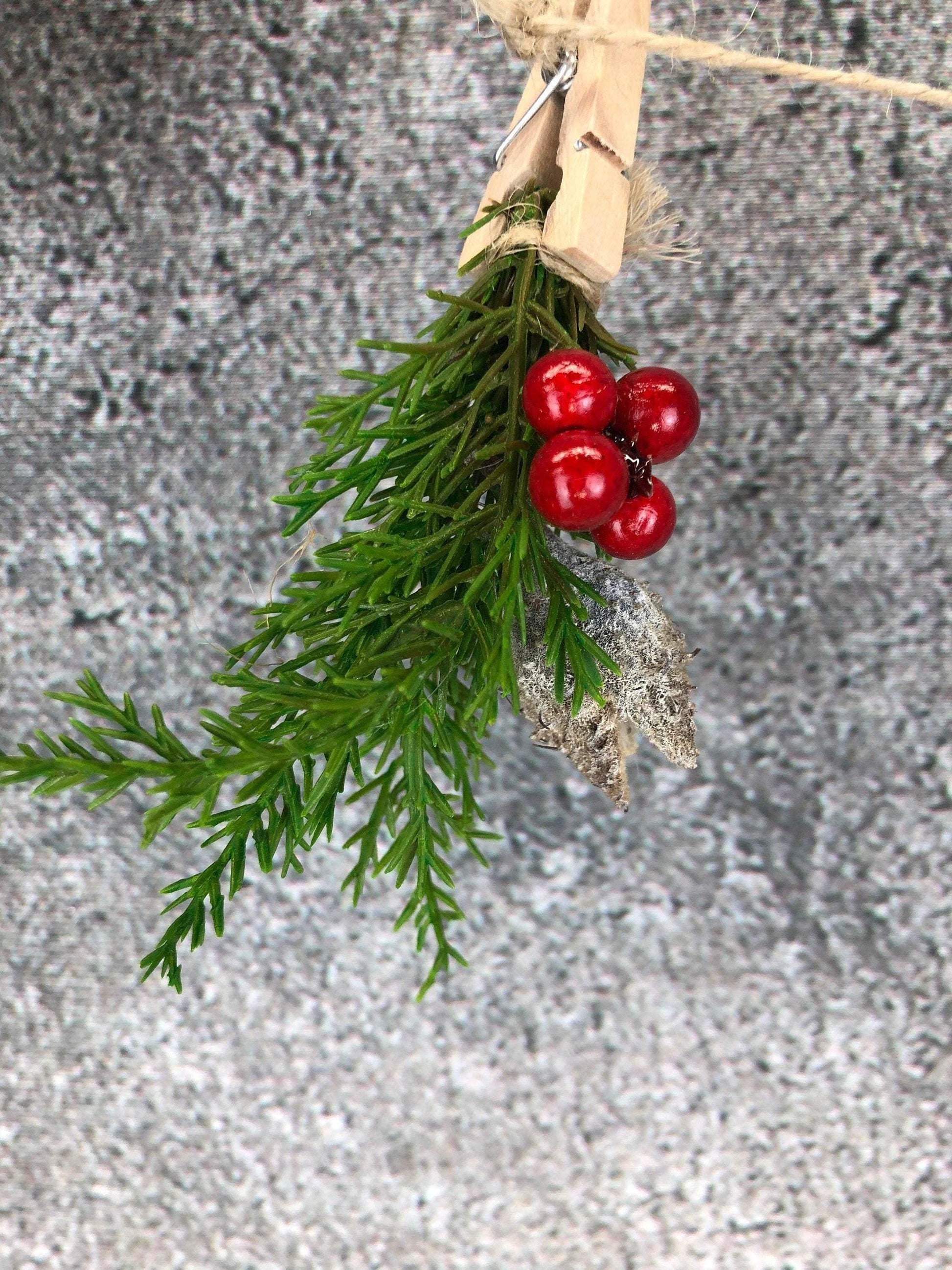 Wichtel Fensterdeko Wäscheleine Wäscheklammer Fensterschmuck Türkranz Thuja Natur natürlich weihnachtlich Weihnachten – handgemacht aus Seiden- und Kunstblumen, langlebig & pflegeleicht von SarahsFlowerStudio