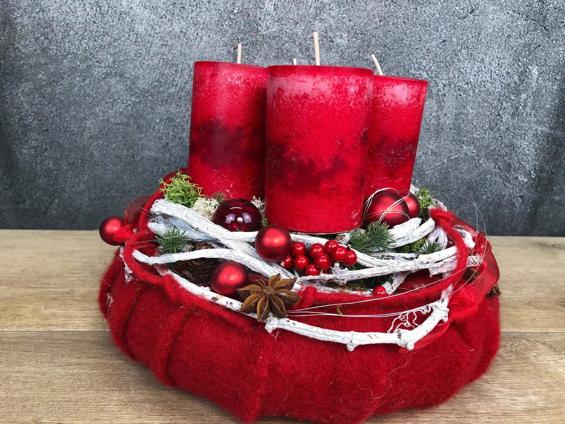 Adventskranz Adventskalender Filz Kugeln Sterne Moos Zedern mehrjährig rund – handgemacht aus Seiden- und Kunstblumen, langlebig & pflegeleicht von SarahsFlowerStudio