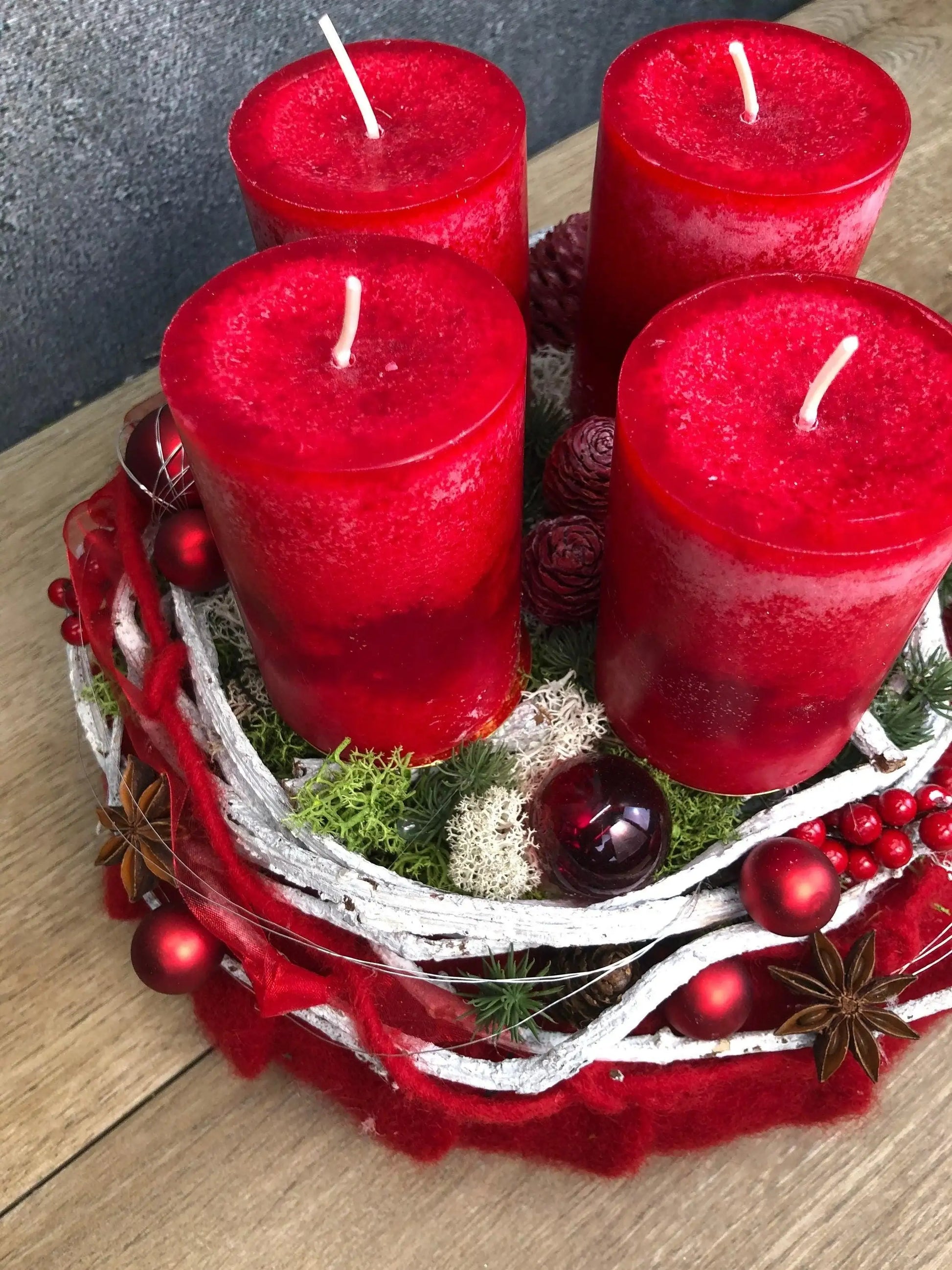 Adventskranz Adventskalender Filz Kugeln Sterne Moos Zedern mehrjährig rund – handgemacht aus Seiden- und Kunstblumen, langlebig & pflegeleicht von SarahsFlowerStudio
