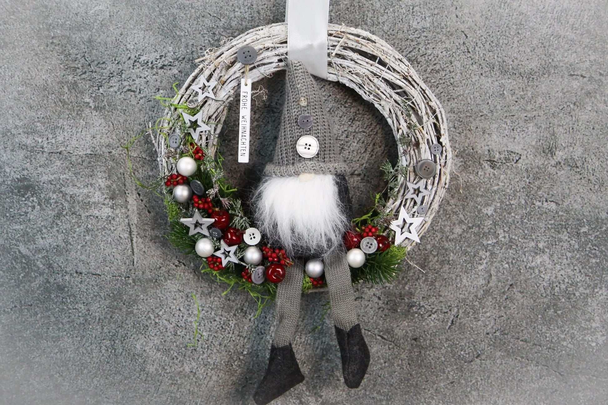 Türkranz Türdeko Türschmuck Weihnachten Weidenkranz Wichtel Zapfen Stern Apfel Knöpfe Tanne Band Modern – handgemacht aus Seiden- und Kunstblumen, langlebig & pflegeleicht von SarahsFlowerStudio